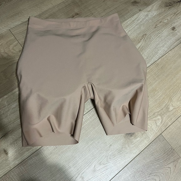 SKIMS butt pad midthigh shorts - Picture 5 of 5